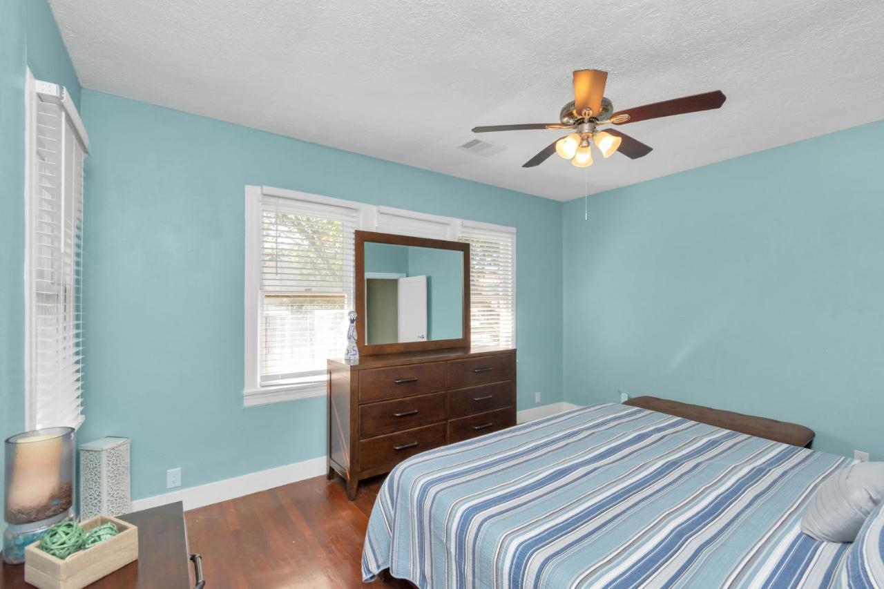 Cozy Historic House-8 Min Walk To Beach! Holiday home Galveston