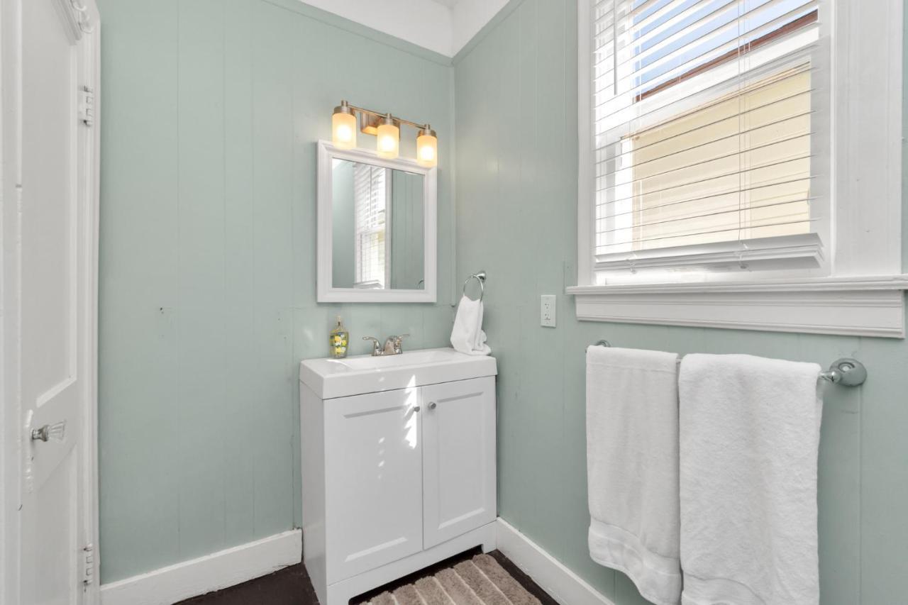 Cozy Historic House-8 Min Walk To Beach! Holiday home Galveston
